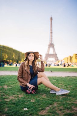 Paris 'te Eyfel Kulesi' nin arka planında oturan güzel kız