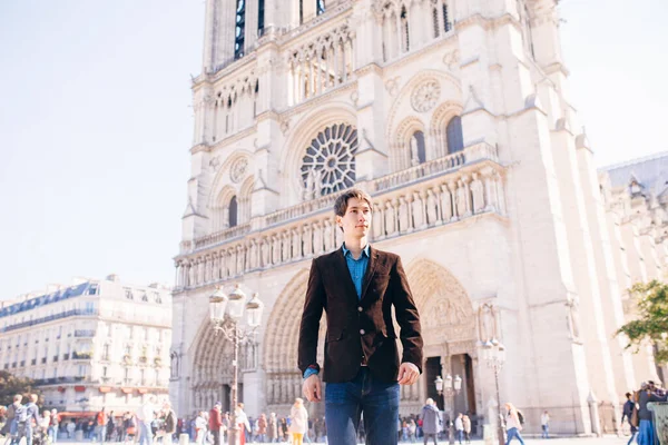 Jovem Posa Contra Pano Fundo Catedral Notre Dame Paris França — Fotografia de Stock