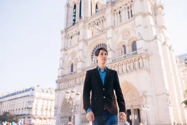 Joven Posa Sobre Telón Fondo Catedral Notre Dame París Francia —  Fotos de Stock