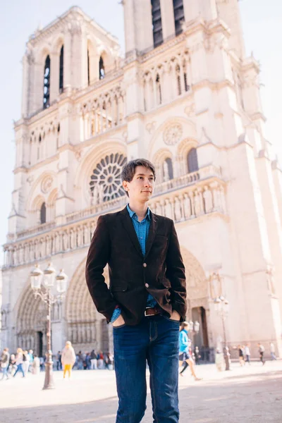 Joven Posa Sobre Telón Fondo Catedral Notre Dame París Francia —  Fotos de Stock