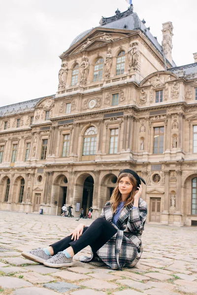 Uma Menina Casaco Bonito Fica Perto Louvre Conceito Visitar França — Fotografia de Stock