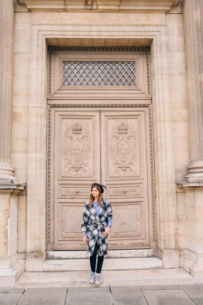 Girl Beautiful Coat Stands Louvre Concept Visiting France Historical Buildings — Stock Photo, Image