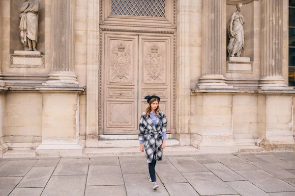 Uma Menina Casaco Bonito Fica Perto Louvre Conceito Visitar França — Fotografia de Stock