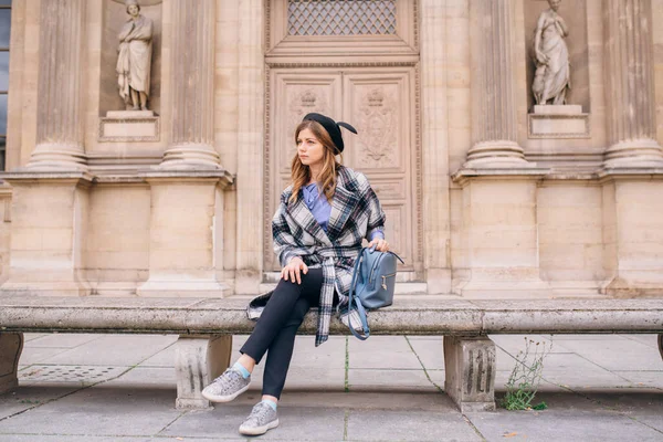 Uma Menina Casaco Bonito Está Sentada Banco Perto Louvre Conceito — Fotografia de Stock