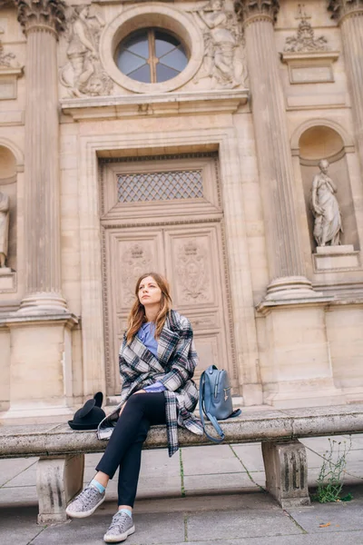 Uma Menina Casaco Bonito Está Sentada Banco Perto Louvre Conceito — Fotografia de Stock