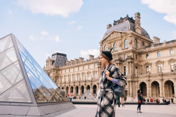 Louvru Stojí Dívka Krásném Kabátě Koncept Návštěvy Francie Historických Budov — Stock fotografie