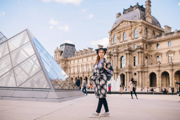 Ein Mädchen Einem Schönen Mantel Steht Der Nähe Des Louvre — Stockfoto