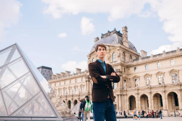 Joven Levanta Contra Fondo Del Edificio Del Louvre París Francia —  Fotos de Stock