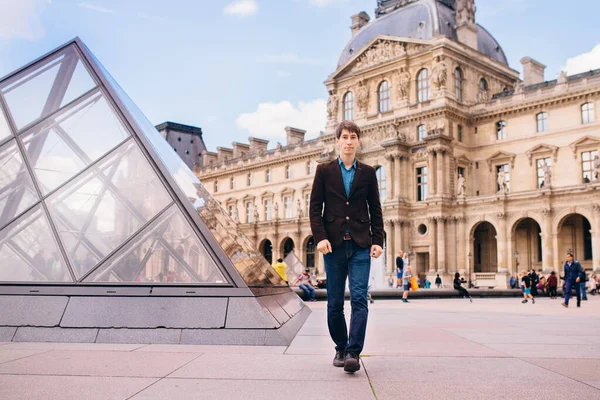 Jovem Caminha Contra Pano Fundo Edifício Louvre Paris França — Fotografia de Stock