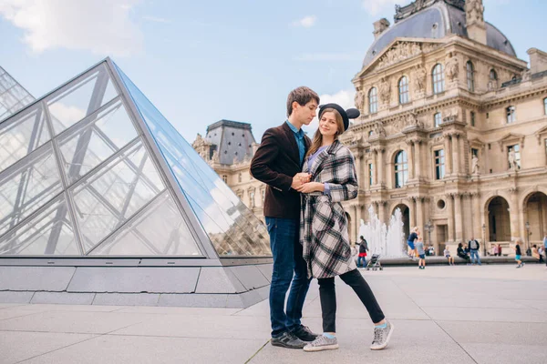 Turistas Enamorados Frente Palacio Del Louvre Pirámide Del Louvre Louvre — Foto de Stock