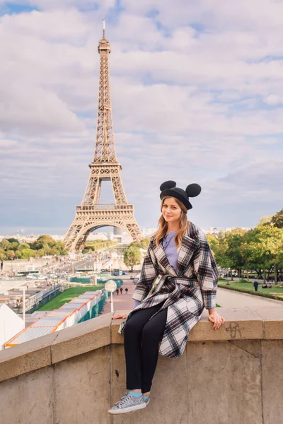 Menina Bonita Sentada Paris Contra Pano Fundo Torre Eiffel — Fotografia de Stock