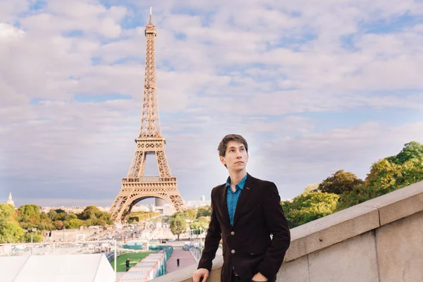 Человек Фоне Эйфелевой Башни Париже Франция Концептуальное Путешествие — стоковое фото