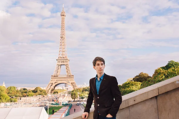 一个男人在巴黎埃菲尔铁塔的背景下 概念之旅 — 图库照片