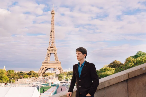 Seorang Pria Dengan Latar Belakang Menara Eiffel Paris Perancis Sebuah — Stok Foto