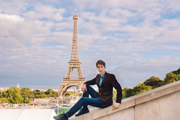 Egy Férfi Eiffel Torony Hátterében Párizsban Franciaországban Egy Konceptuális Utazás — Stock Fotó