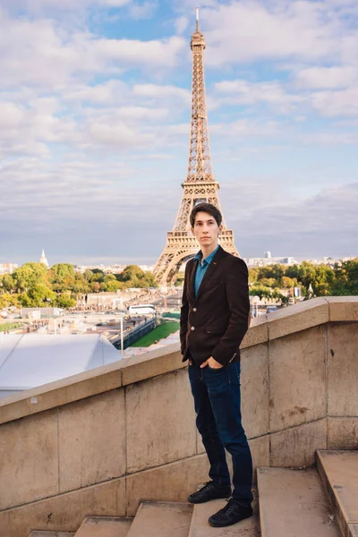 Hombre Con Telón Fondo Torre Eiffel París Francia Viaje Conceptual — Foto de Stock