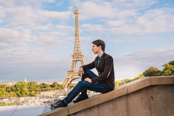 Hombre Con Telón Fondo Torre Eiffel París Francia Viaje Conceptual —  Fotos de Stock