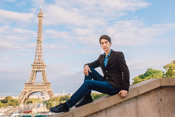 Uomo Sullo Sfondo Della Torre Eiffel Parigi Francia Viaggio Concettuale — Foto Stock