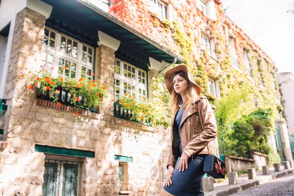 Een Mooie Jonge Vrouw Een Bruin Jasje Wandelt Vroege Ochtend — Stockfoto