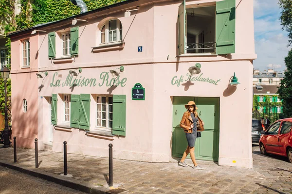 Uma Menina Romântica Fica Lado Fora Uma Casa Rosa Montmartre — Fotografia de Stock