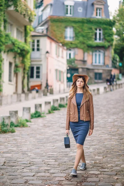 Kahverengi Ceketli Güzel Bir Kadın Sabahın Erken Saatlerinde Paris Fransa — Stok fotoğraf