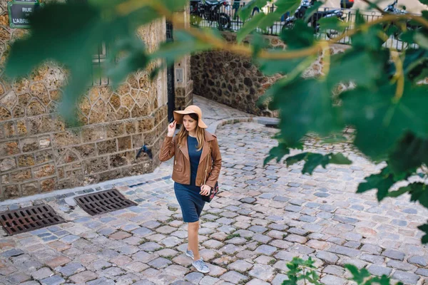 Une Belle Jeune Femme Vêtue Une Veste Brune Promène Tôt — Photo