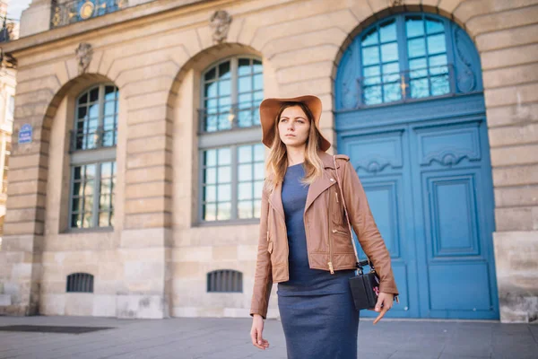 Une Jeune Belle Femme Coiffée Chapeau Tient Devant Une Porte — Photo