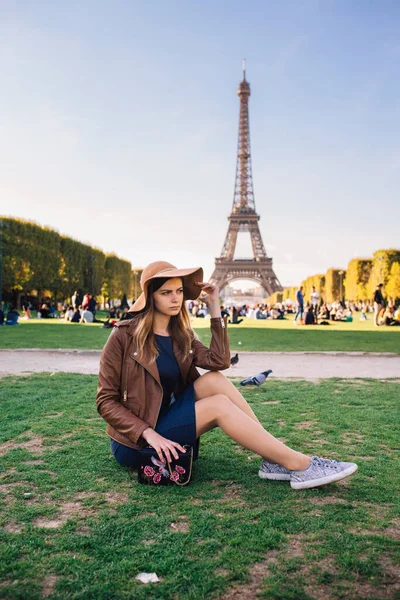 Vacker Flicka Sitter Paris Mot Bakgrund Eiffeltornet — Stockfoto