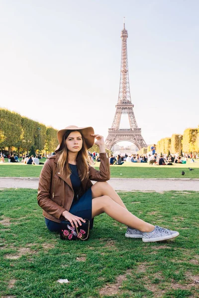 Menina Bonita Sentada Paris Contra Pano Fundo Torre Eiffel — Fotografia de Stock