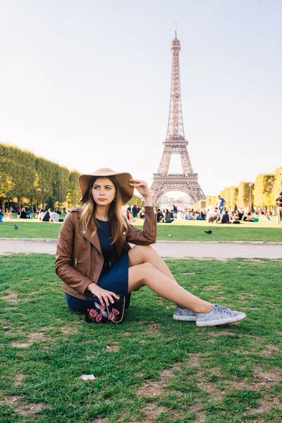 Menina Bonita Sentada Paris Contra Pano Fundo Torre Eiffel — Fotografia de Stock