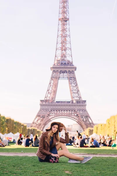 Красивая Девушка Сидит Париже Фоне Эйфелевой Башни — стоковое фото