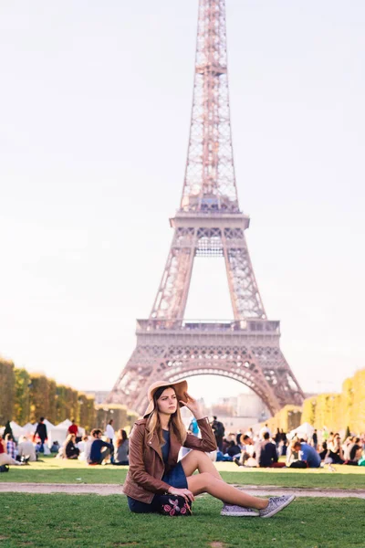 Menina Bonita Sentada Paris Contra Pano Fundo Torre Eiffel — Fotografia de Stock