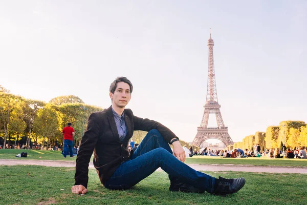 Uomo Sullo Sfondo Della Torre Eiffel Parigi Francia Viaggio Concettuale — Foto Stock