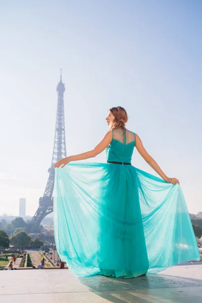 Ein Mädchen Paris Einem Grünen Kleid Vor Der Kulisse Des — Stockfoto