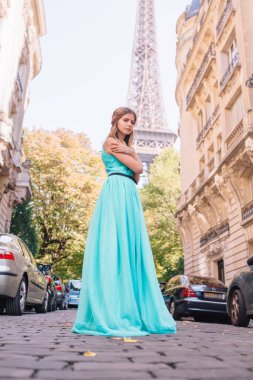 Paris, Fransa 'daki Eyfel Kulesi' nin yanında güzel bir genç kadın.