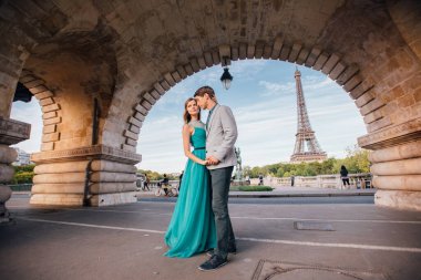Romantik bir çift Eyfel Kulesi 'nin yanında buluşuyor. Paris.