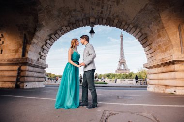 Romantik bir çift Eyfel Kulesi 'nin yanında buluşuyor. Paris.