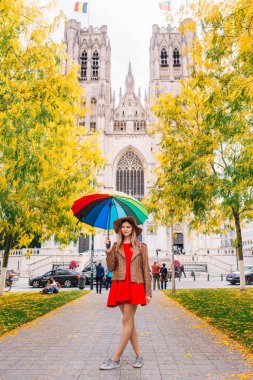 Erkek meydanında şemsiyesi olan bir kız ya da arkasında bir katedral olan Belçika 'da.