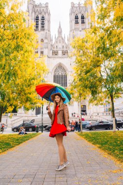 Erkek meydanında şemsiyesi olan bir kız ya da arkasında bir katedral olan Belçika 'da.