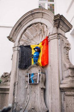 Brüksel, Belçika 'da mayın detektörlü işeyen bir çocuğun heykeli.