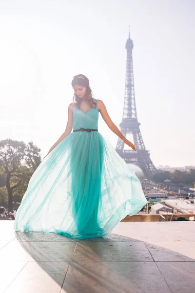 Uma Jovem Menina Bonita Elegante Vestido Azul Verde Fica Contra — Fotografia de Stock