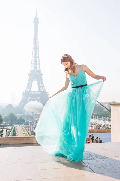 Young Beautiful Elegant Girl Blue Green Dress Stands Background Eiffel — Stock Photo, Image