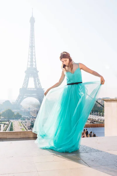 Menina Bonita Vestido Noite Azul Paris Com Torre Eiffel Fundo — Fotografia de Stock