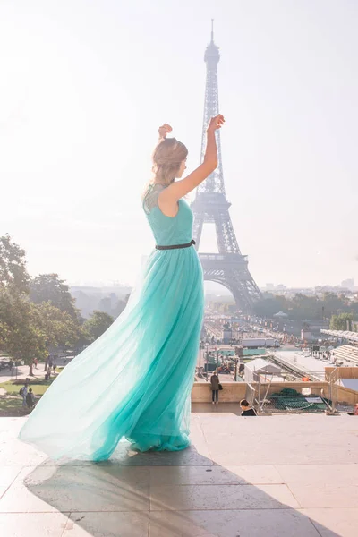 Egy Fiatal Gyönyörű Elegáns Lány Kék Zöld Ruhában Áll Párizsi — Stock Fotó