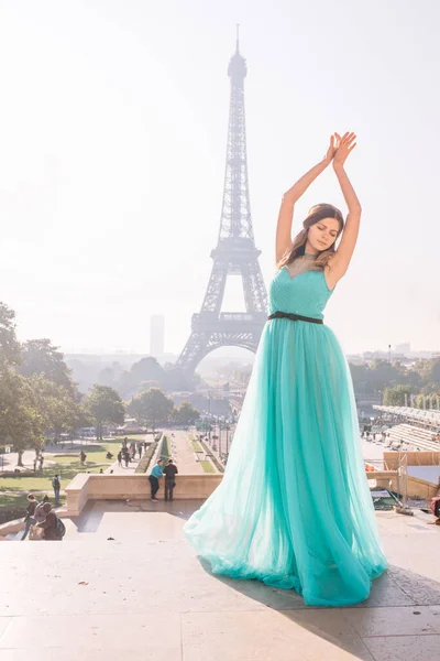 Una Ragazza Parigi Abito Verde Sullo Sfondo Della Torre Eiffel — Foto Stock