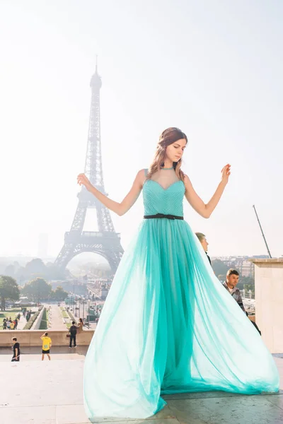 Озил Лазурном Вечернем Платье Париже Эйфелевой Башней Заднем Плане — стоковое фото