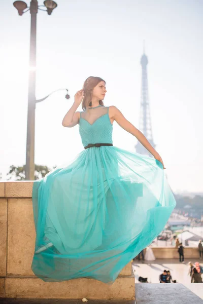 Young Beautiful Elegant Girl Blue Green Dress Stands Background Eiffel — Stock Photo, Image