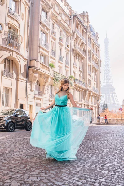 Menina Bonita Vestido Rua Com Vista Para Torre Eiffel Paris — Fotografia de Stock