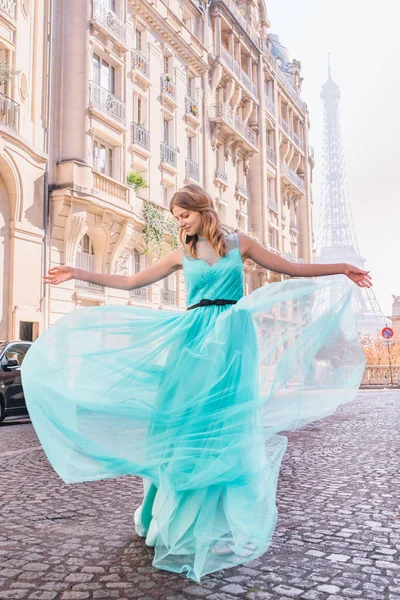 Красивая Девушка Платье Улице Видом Эйфелеву Башню Париже — стоковое фото