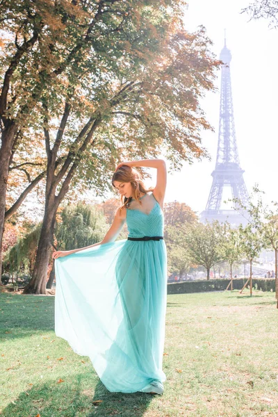 Schöne Mädchen Einem Azurblauen Abendkleid Paris Mit Dem Eiffelturm Hintergrund — Stockfoto